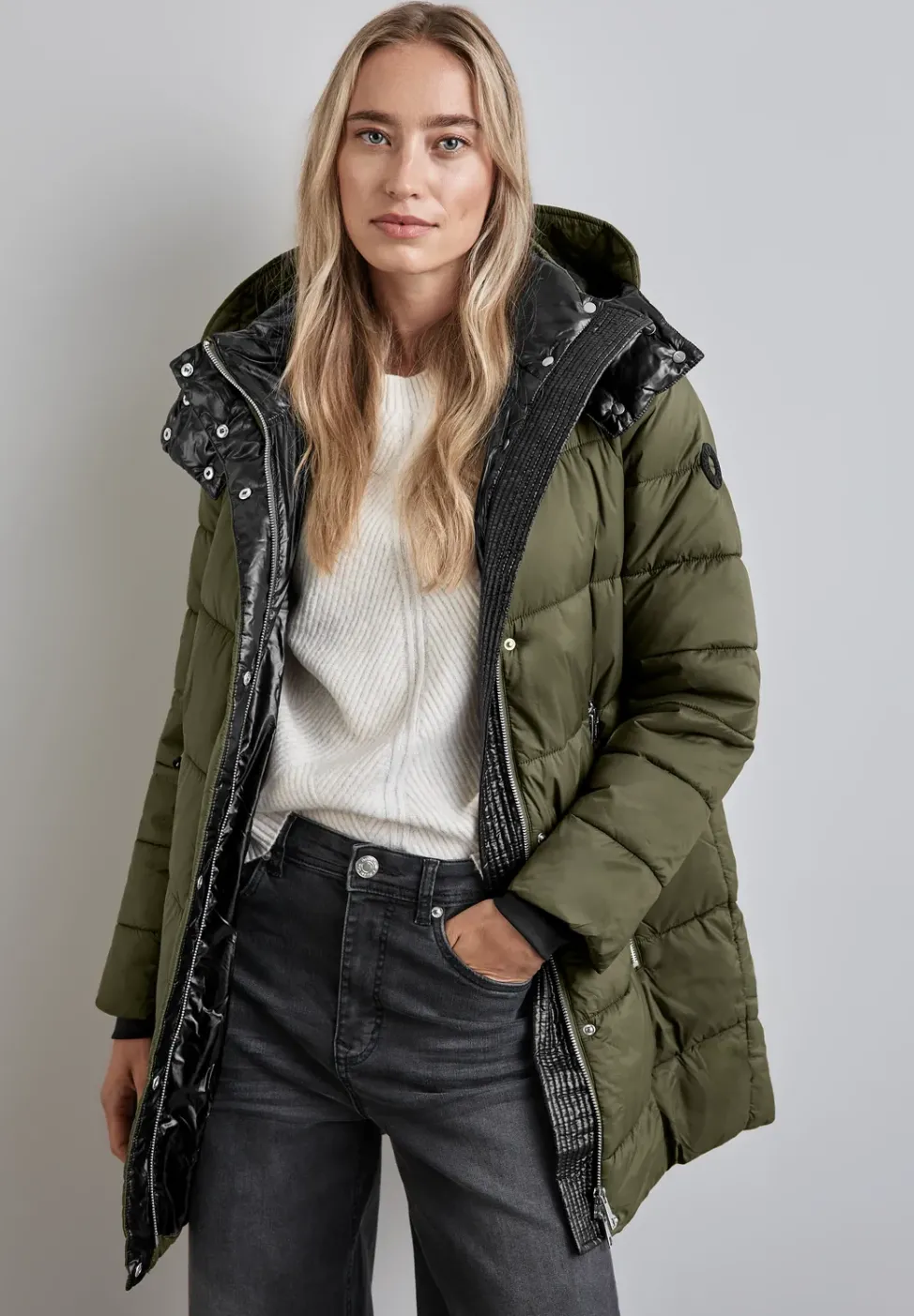 Jacke mit abnehmbarer Kapuze