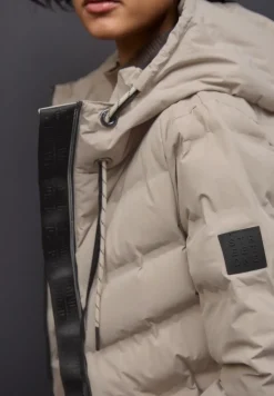 Jacke mit geklebten Nähten