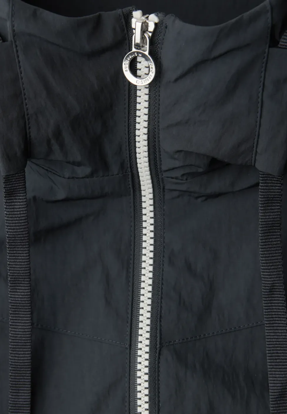 Jacke mit Kapuze und Zipper