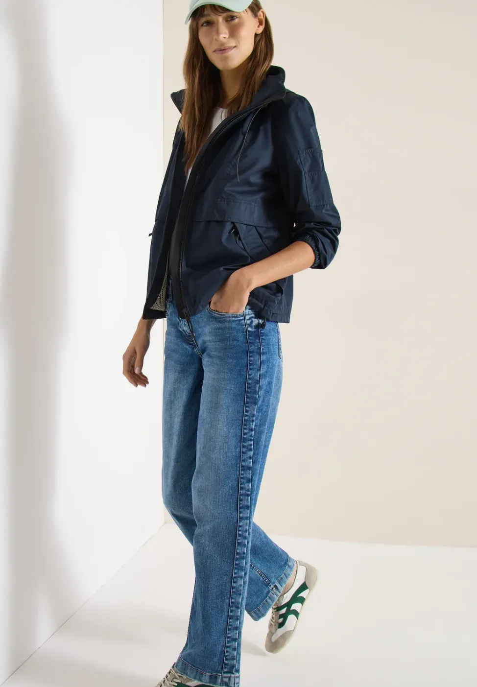 Jacke mit verstaubarer Kapuze
