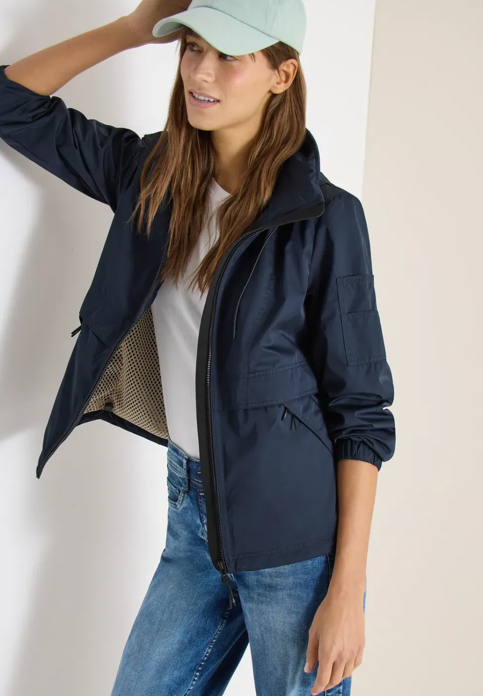 Jacke mit verstaubarer Kapuze