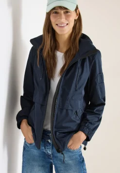 Jacke mit verstaubarer Kapuze