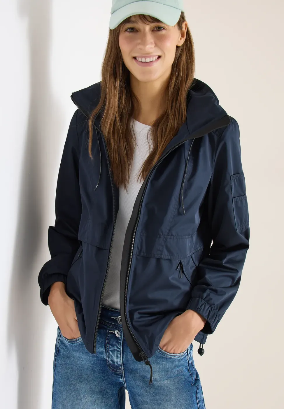 Jacke mit verstaubarer Kapuze