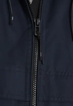 Jacke mit verstaubarer Kapuze