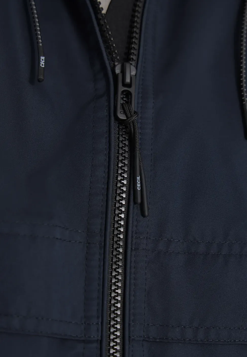 Jacke mit verstaubarer Kapuze