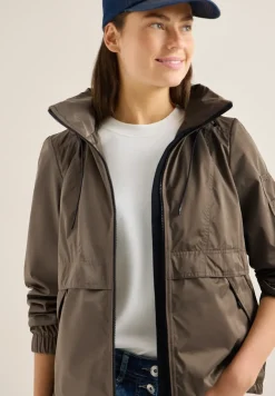 Jacke mit verstaubarer Kapuze