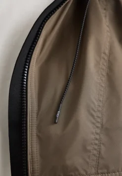 Jacke mit verstaubarer Kapuze