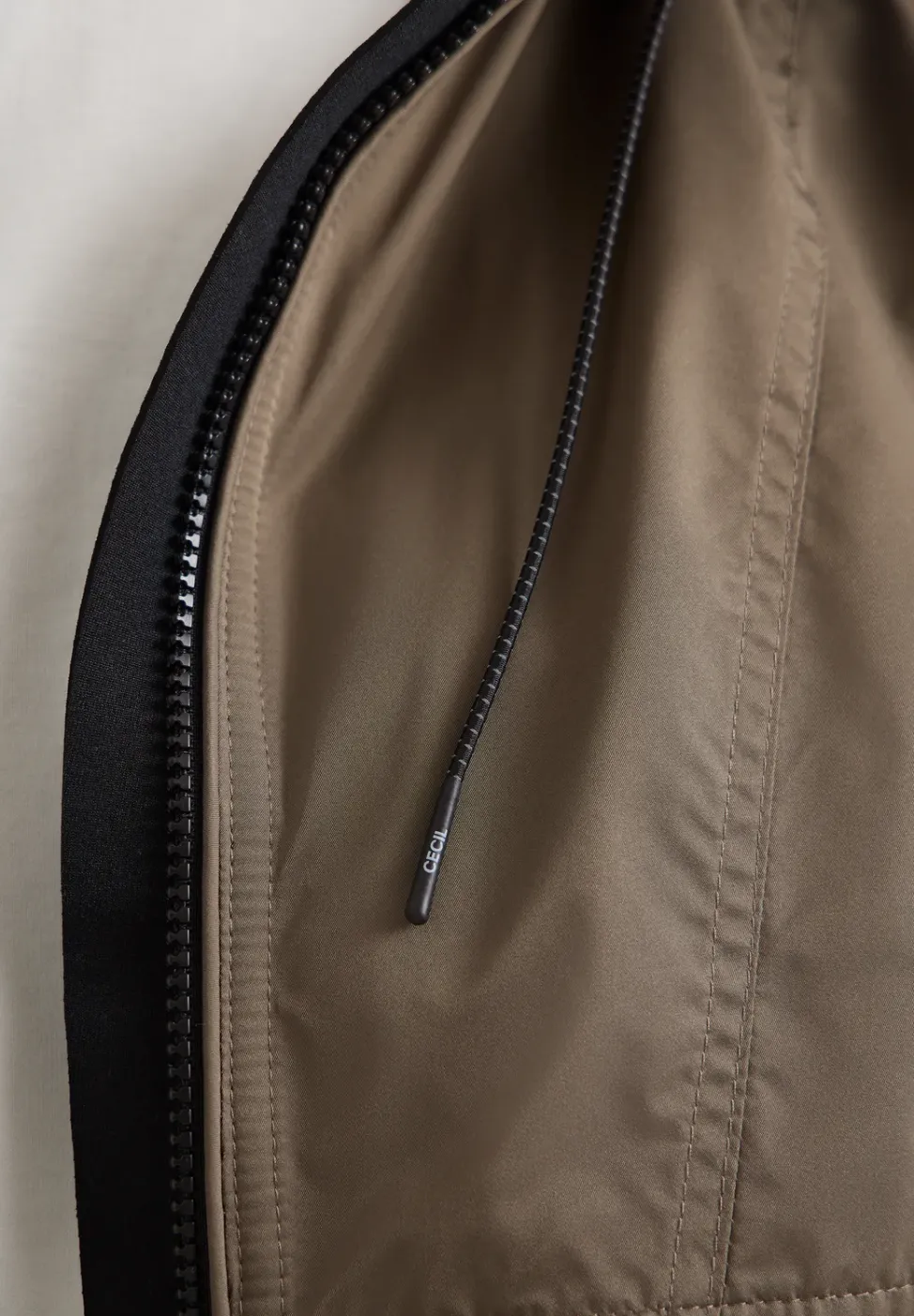 Jacke mit verstaubarer Kapuze