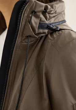 Jacke mit verstaubarer Kapuze