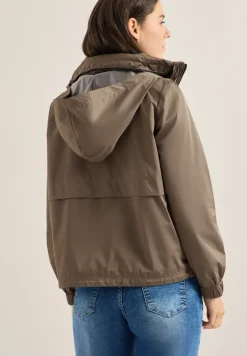 Jacke mit verstaubarer Kapuze