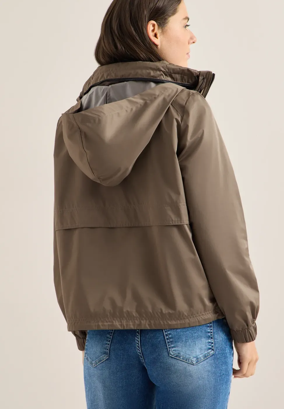 Jacke mit verstaubarer Kapuze