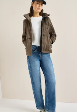 Jacke mit verstaubarer Kapuze