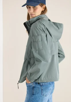Jacke mit verstaubarer Kapuze