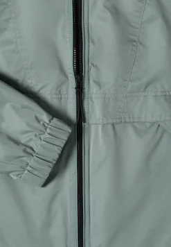 Jacke mit verstaubarer Kapuze