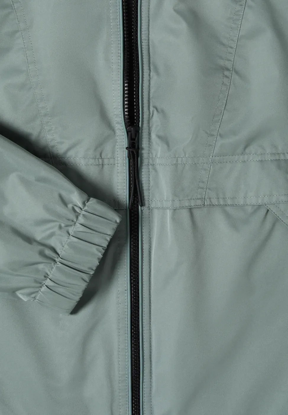 Jacke mit verstaubarer Kapuze