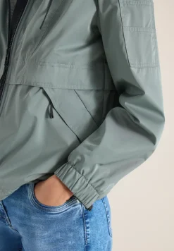 Jacke mit verstaubarer Kapuze
