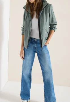 Jacke mit verstaubarer Kapuze