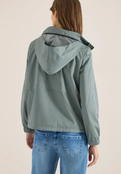 Jacke mit verstaubarer Kapuze