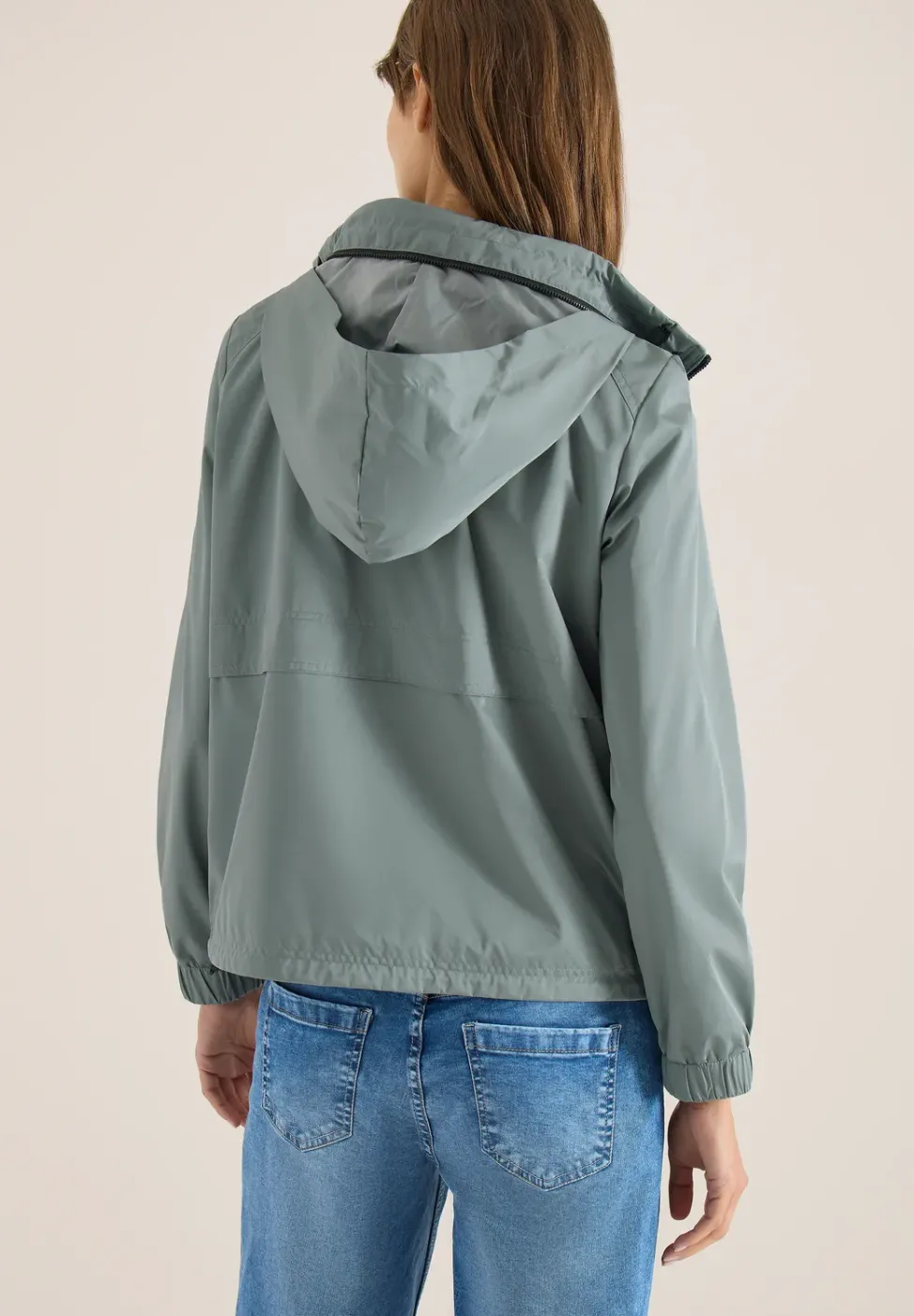 Jacke mit verstaubarer Kapuze
