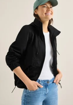 Jacke mit verstaubarer Kapuze
