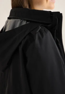 Jacke mit verstaubarer Kapuze