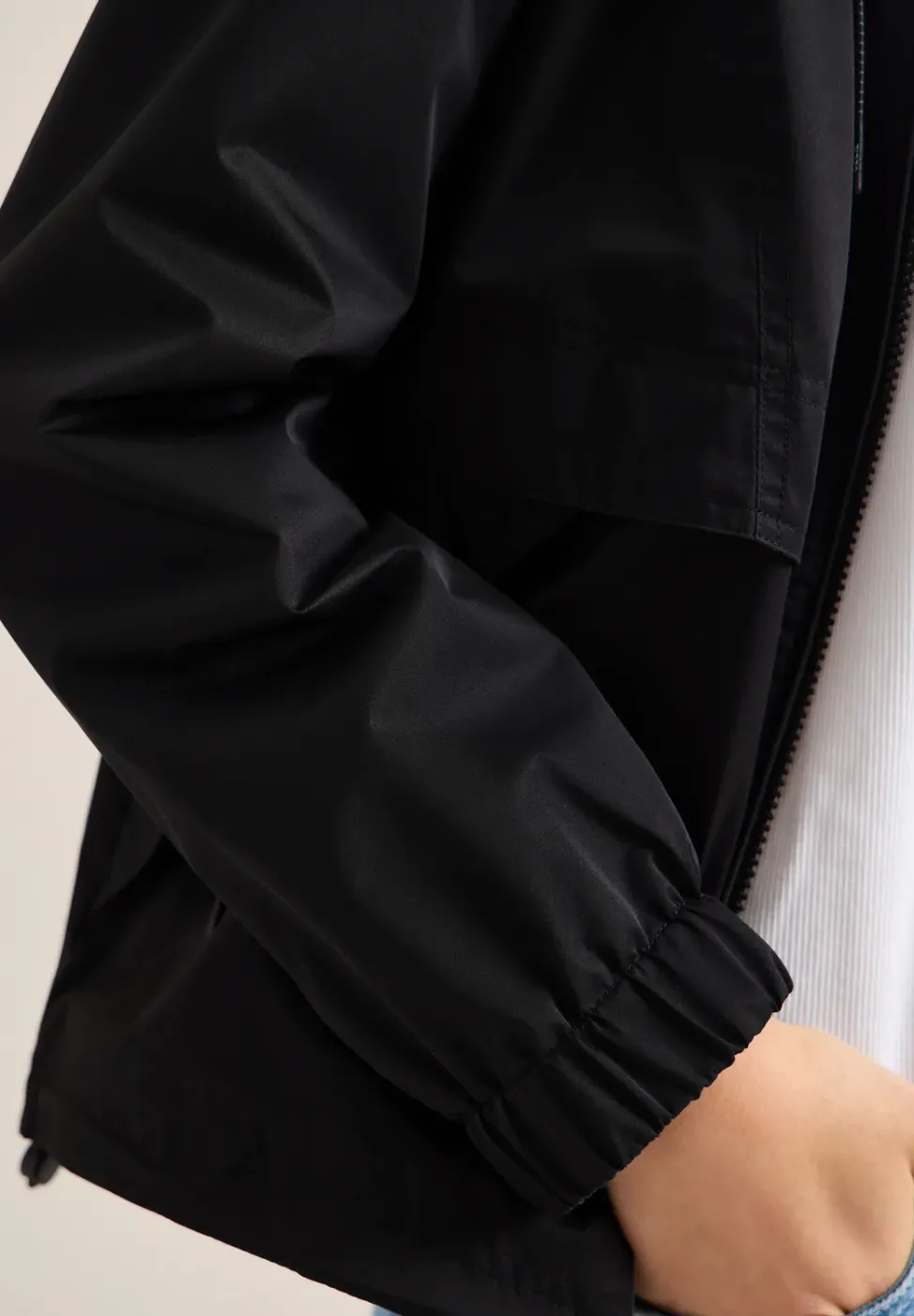 Jacke mit verstaubarer Kapuze