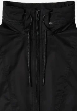 Jacke mit verstaubarer Kapuze