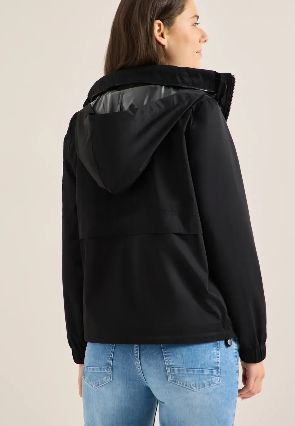 Jacke mit verstaubarer Kapuze