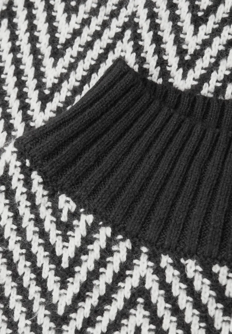 Jacquard Turtleneck Pullover