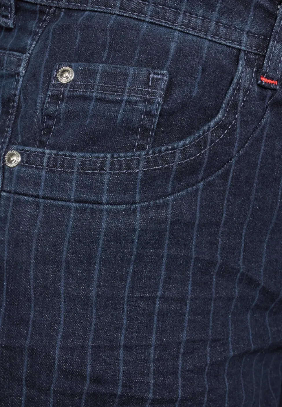 Jeans im Nadelstreifen-Look