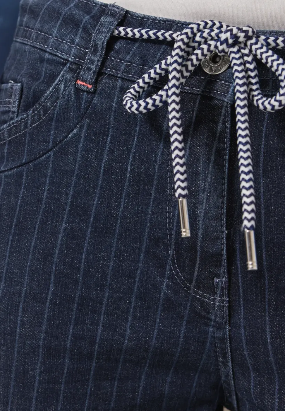 Jeans im Nadelstreifen-Look
