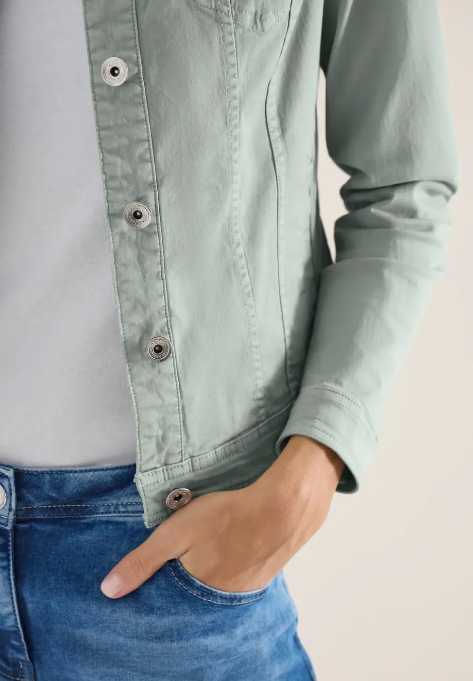 Jeansjacke mit Brusttaschen und Knöpfen