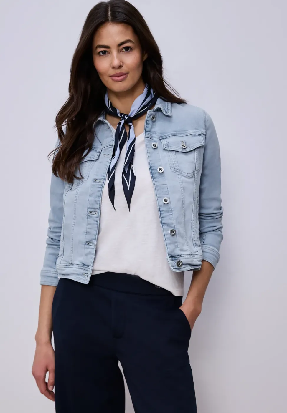 Jeansjacke mit Brusttaschen und Knöpfen