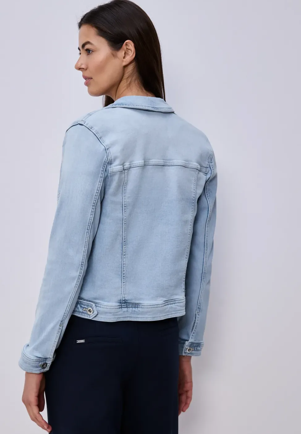 Jeansjacke mit Brusttaschen und Knöpfen