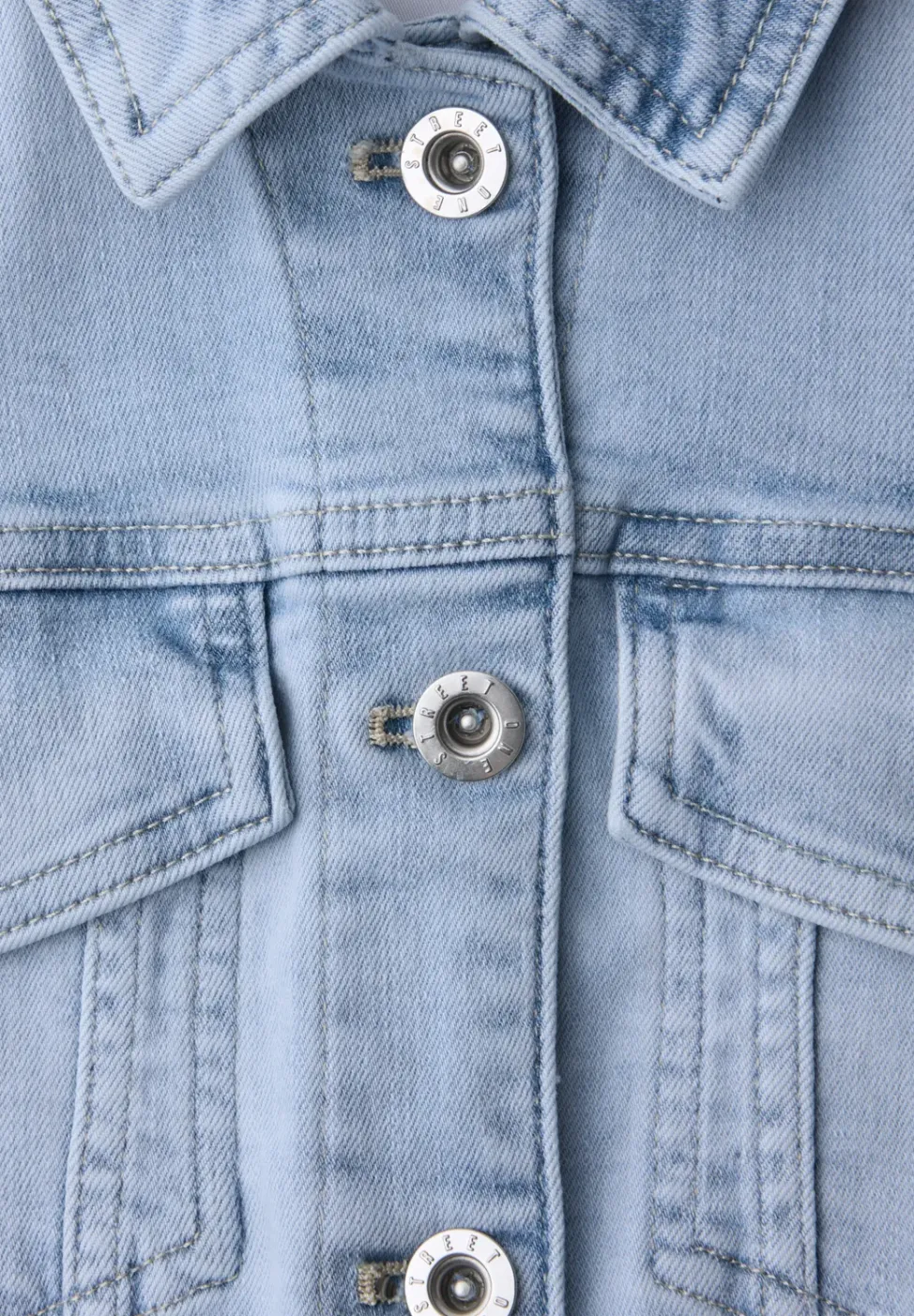Jeansjacke mit Brusttaschen und Knöpfen