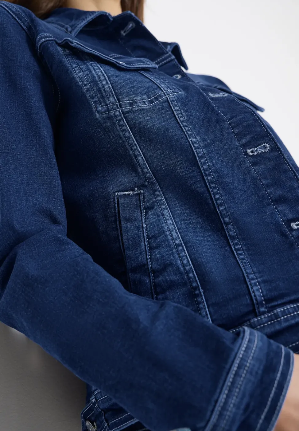 Jeansjacke mit Brusttaschen und Knöpfen