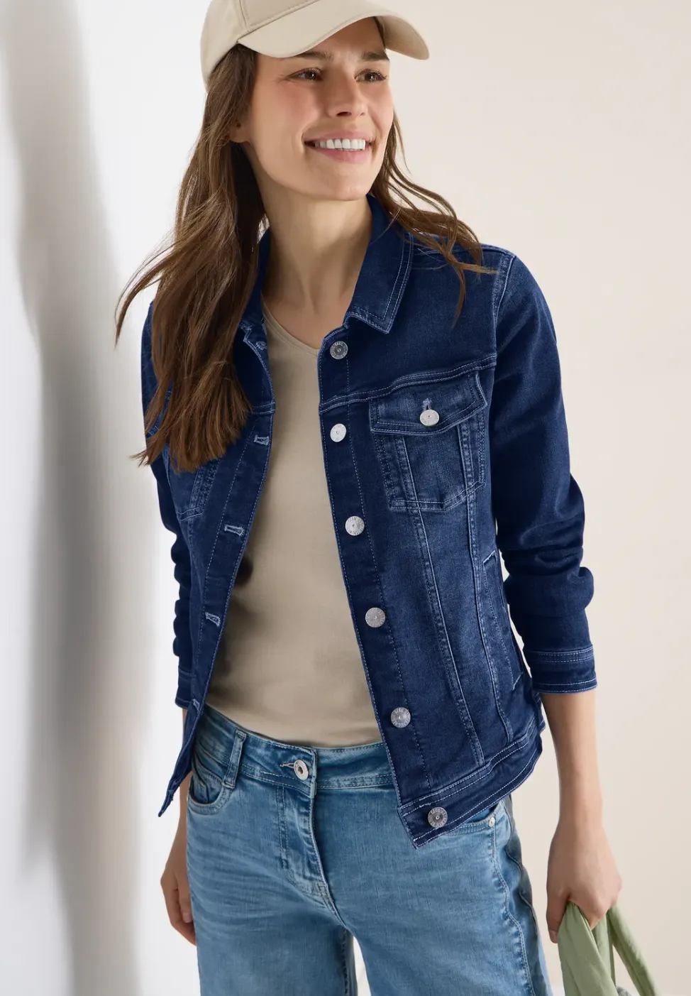 Jeansjacke mit Brusttaschen und Knöpfen