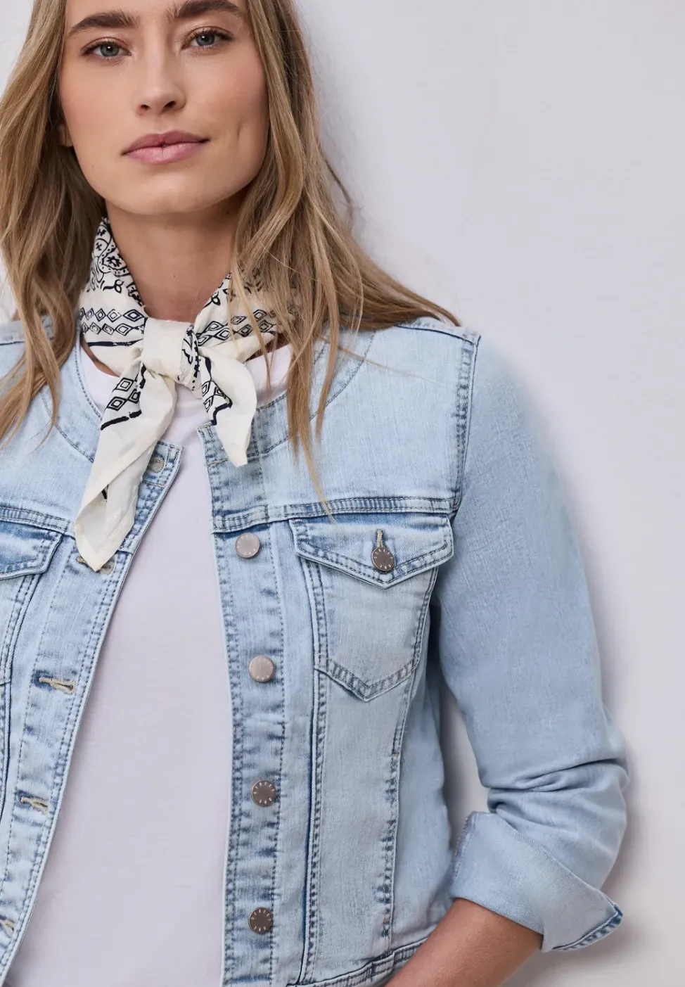 Jeansjacke mit Brusttaschen und Knöpfen