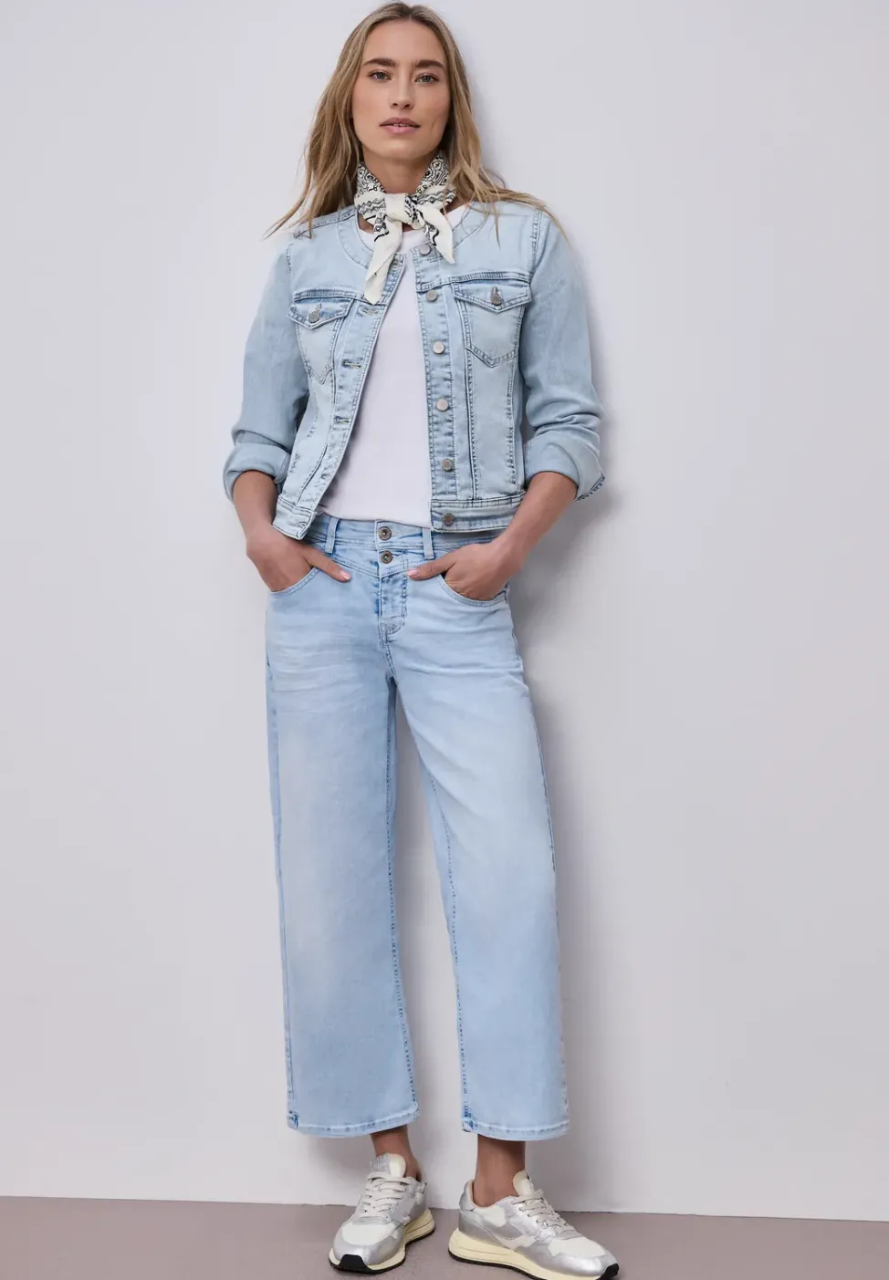 Jeansjacke mit Brusttaschen und Knöpfen