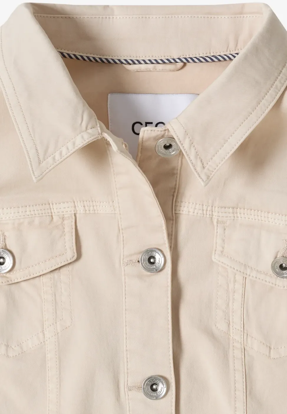 Jeansjacke mit Brusttaschen und Knöpfen