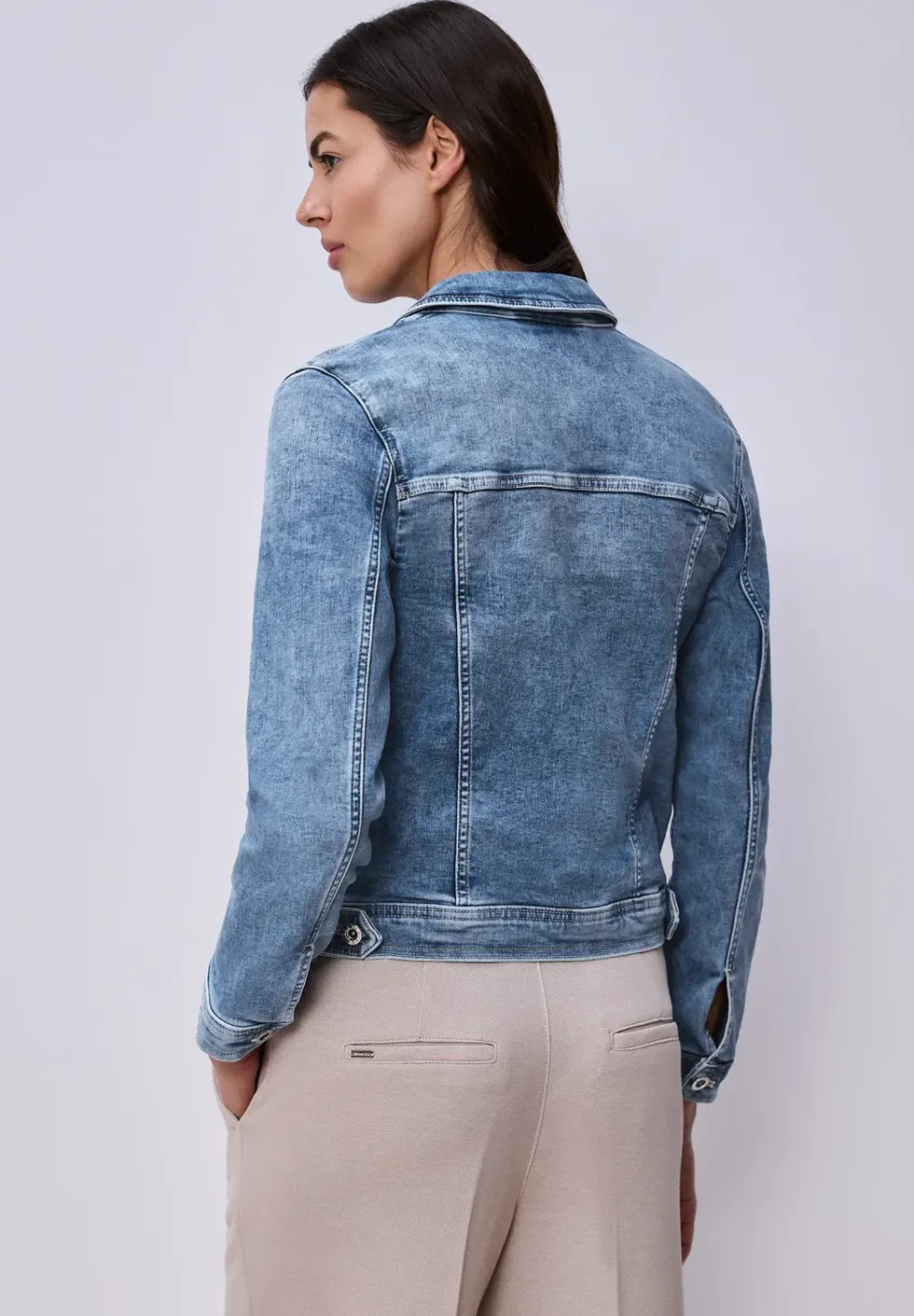 Jeansjacke mit Brusttaschen und Knöpfen