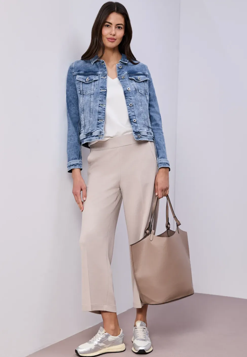 Jeansjacke mit Brusttaschen und Knöpfen