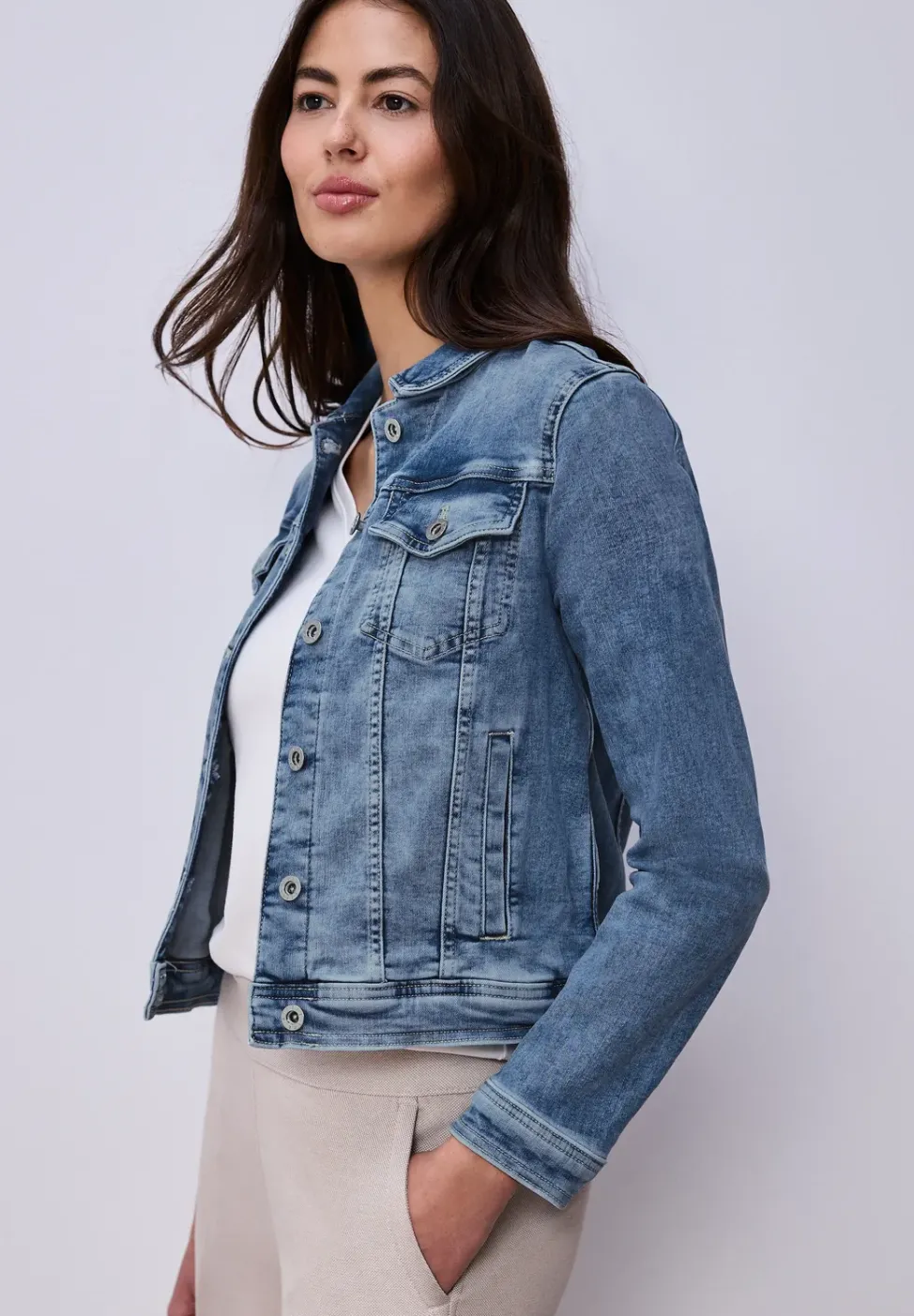 Jeansjacke mit Brusttaschen und Knöpfen