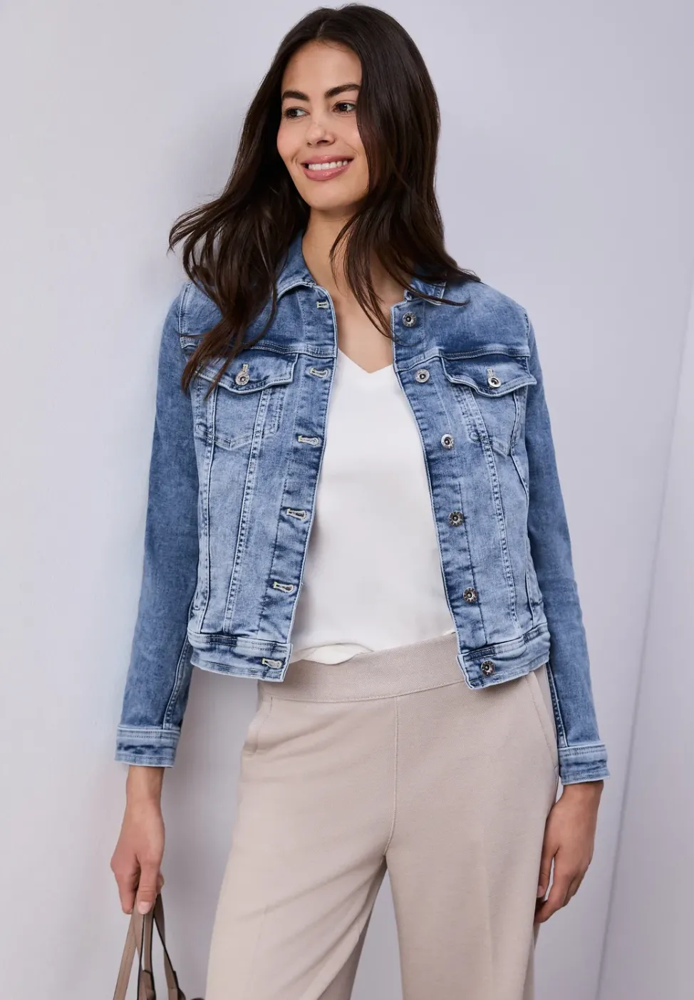 Jeansjacke mit Brusttaschen und Knöpfen