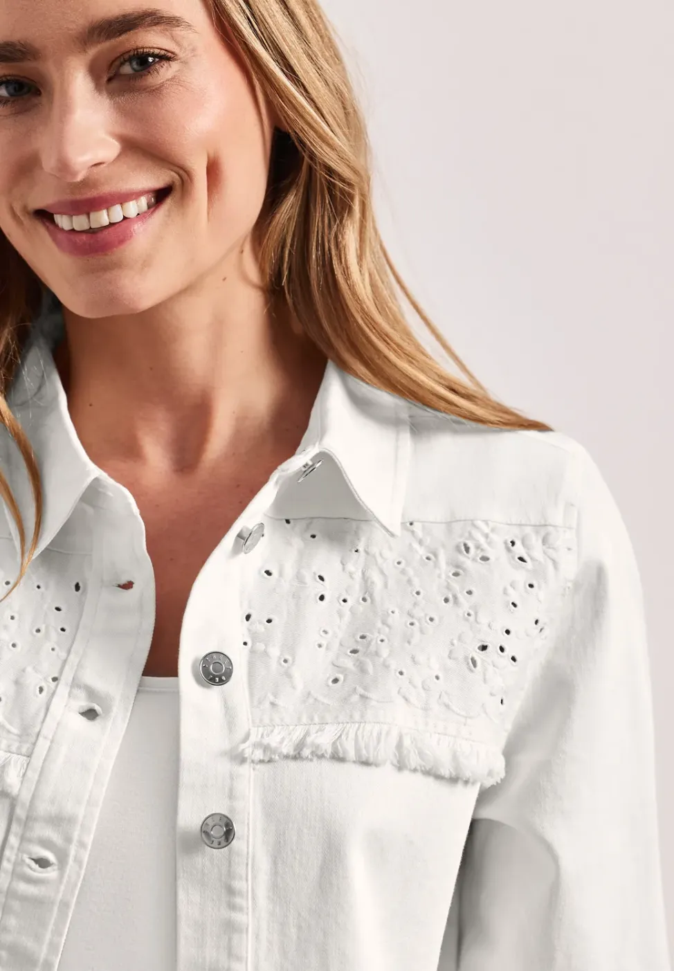 Jeansjacke mit Knopfleiste und Stickerei