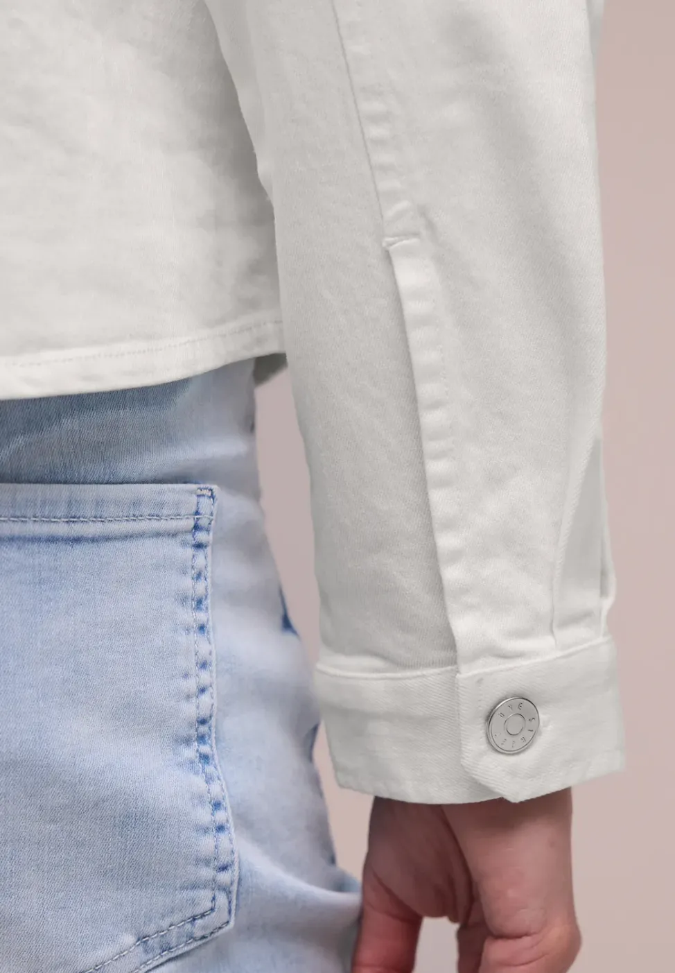 Jeansjacke mit Knopfleiste und Stickerei