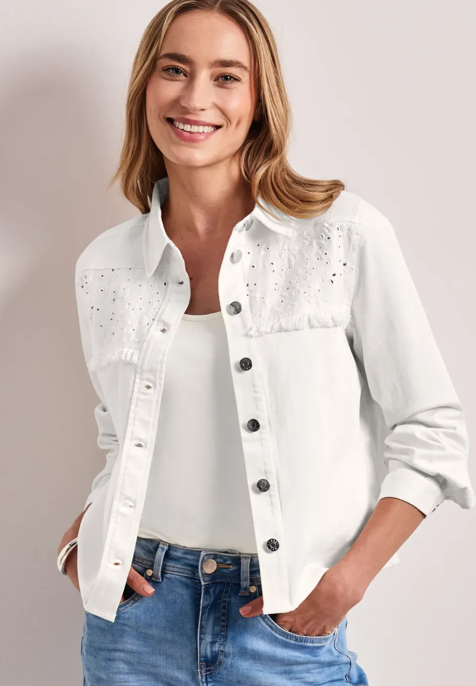 Jeansjacke mit Knopfleiste und Stickerei