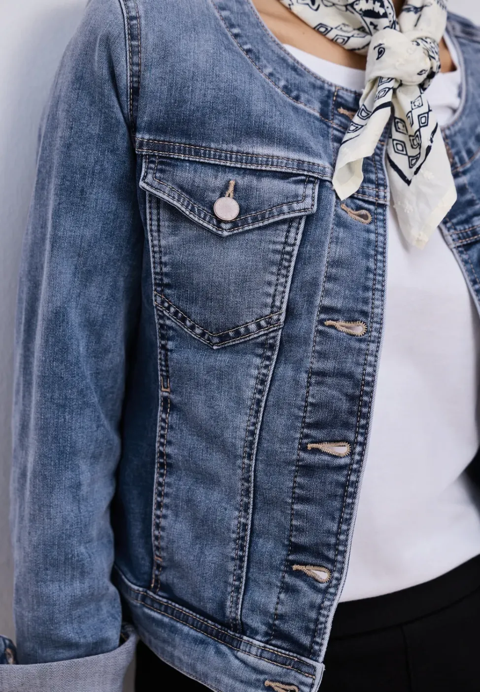 Jeansjacke mit Rundhals und Knopfleiste
