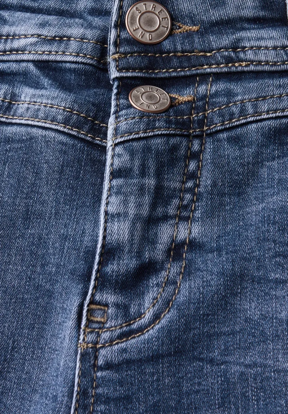 Jeans mit Destroyed Details