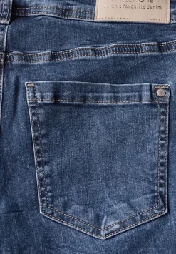 Jeans mit Destroyed Details
